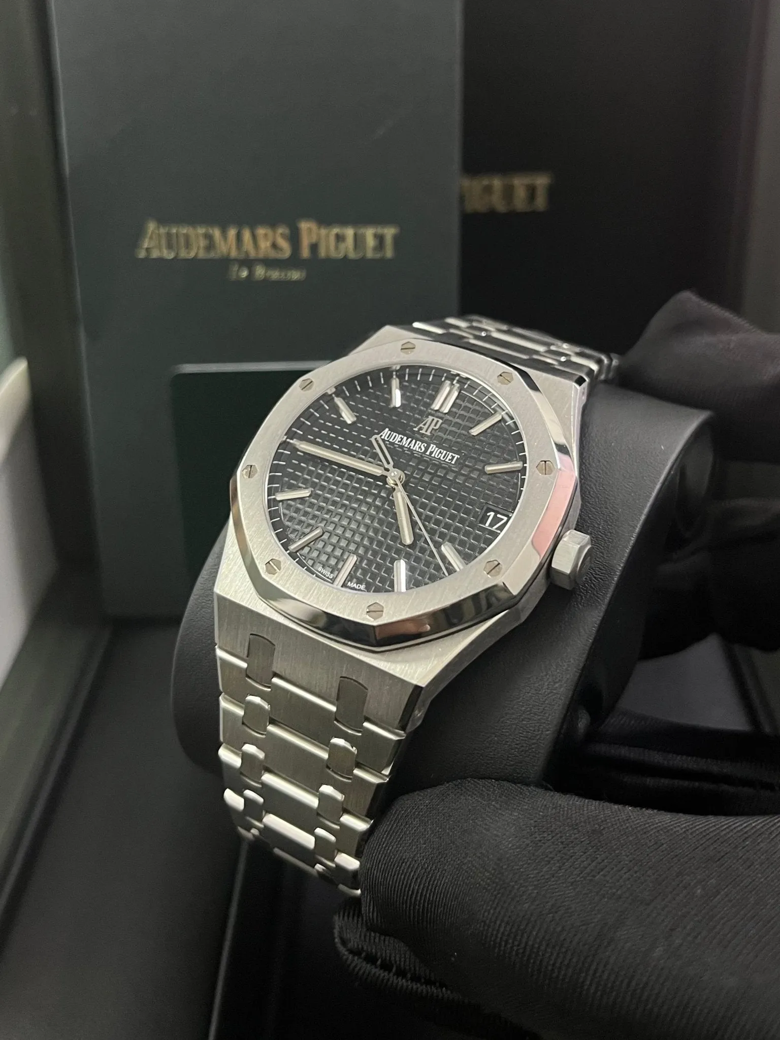 Audemars Piguet Royal Oak Selfwinding/ Stainless Steel/ Black Dial (Ref# 15500ST.OO.1220ST.03)