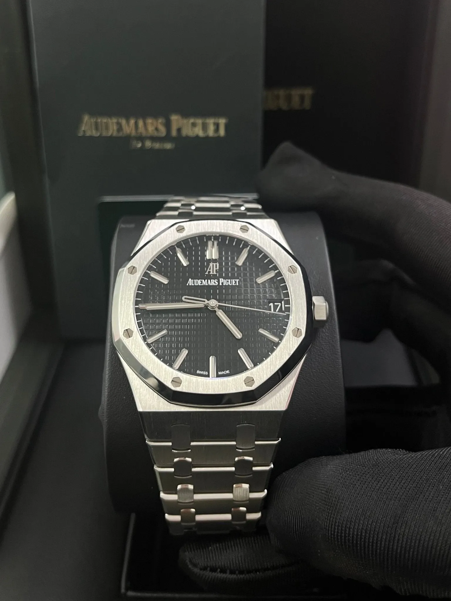 Audemars Piguet Royal Oak Selfwinding/ Stainless Steel/ Black Dial (Ref# 15500ST.OO.1220ST.03)